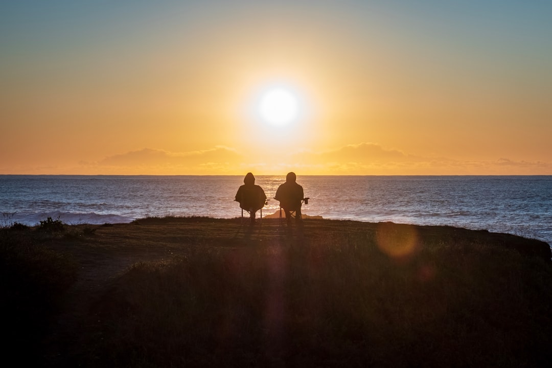 Personas mirando el atardecer