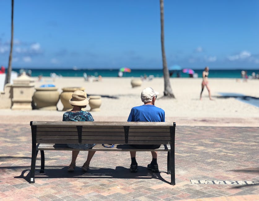 Personas de la tercera edad en la playa
