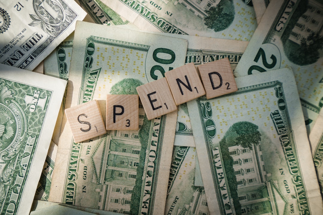 Letras de scrabble sobre dolares