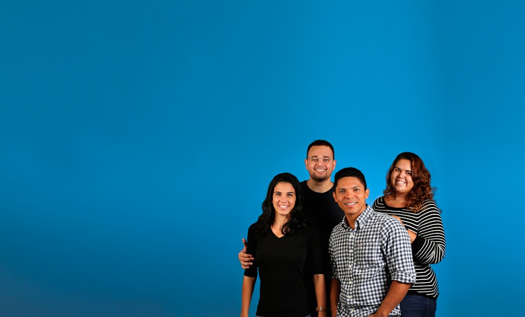 Familia reunida en fondo azul