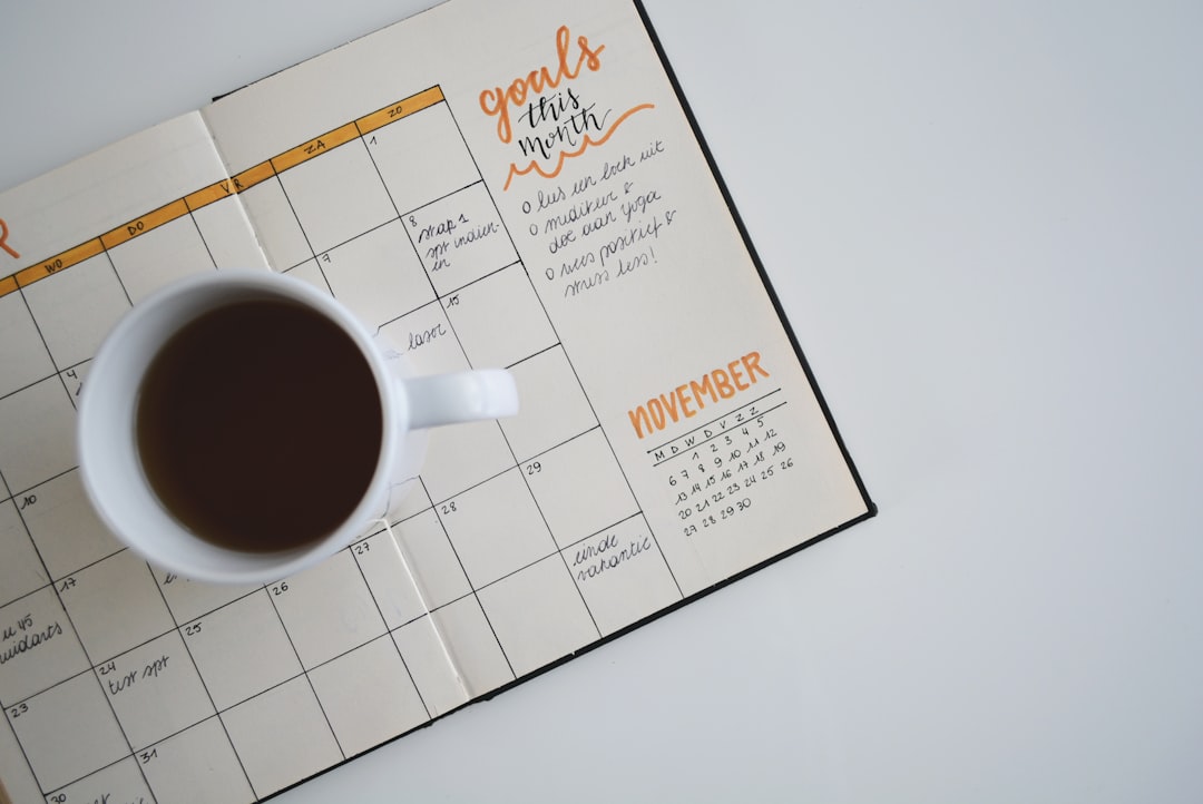 Taza de café sobre una agenda